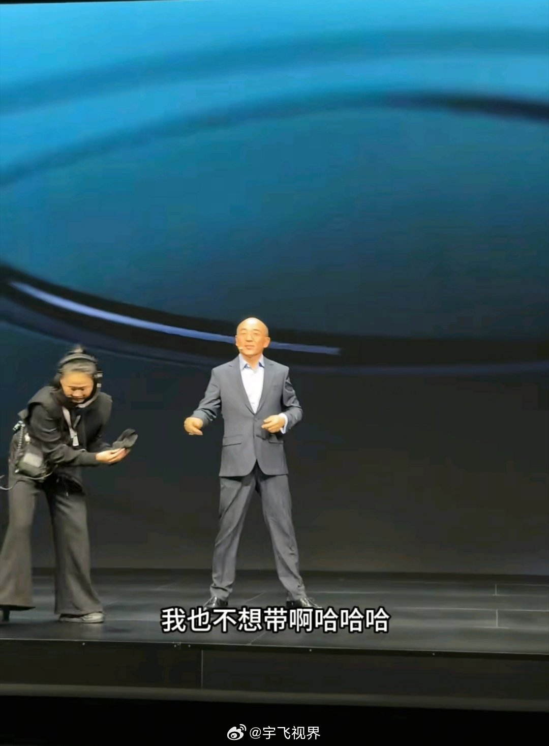 莲花CEO戴摄像头讽刺车顶激光雷达你一直带，可能不笑你，但是你一会儿戴一会儿摘，