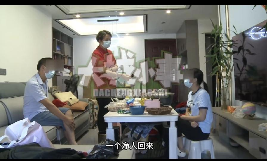 重庆这对二婚夫妻的事儿真是让人不知道说啥好。结婚七年，妻子小李勤勤恳恳工作养家，