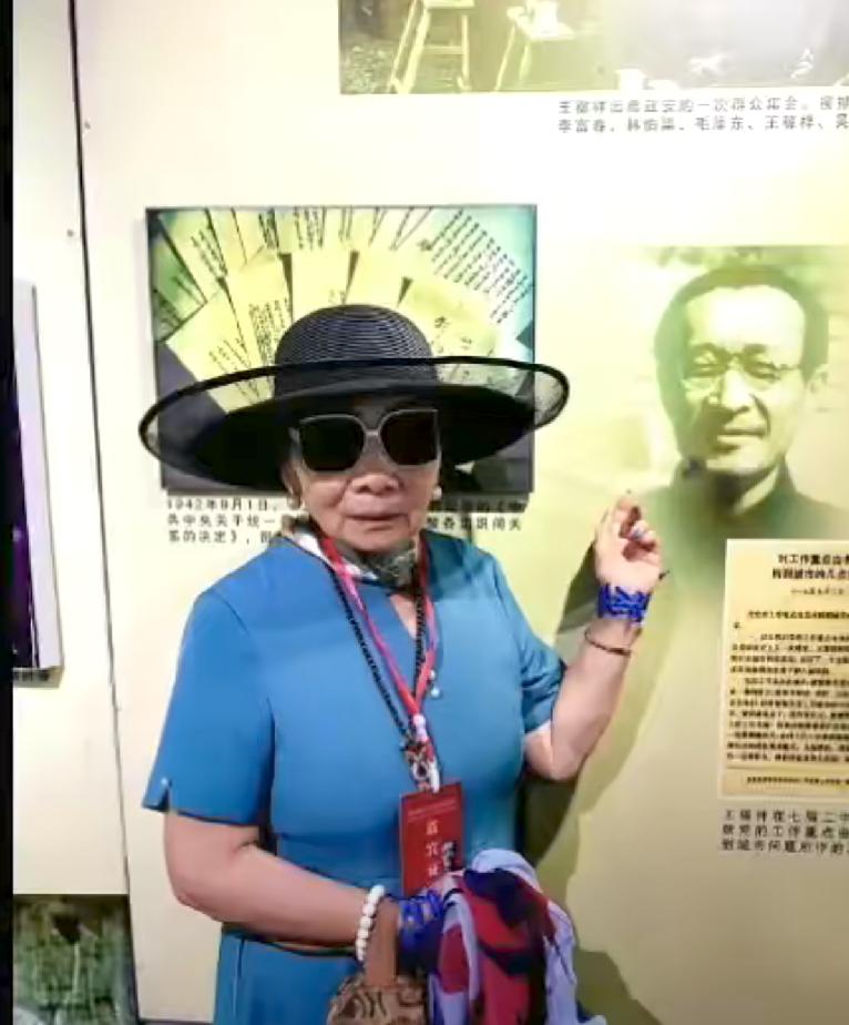 肖凯在安徽泾县姨夫王稼祥故居纪念馆。肖凯：开国大将肖劲光之女，时年88岁；她口