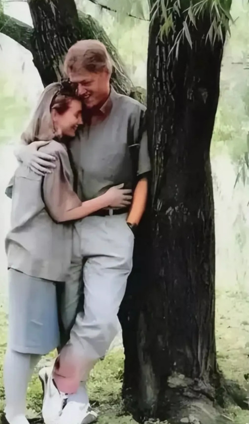 克林顿确实老了，步履蹒跚，反应迟顿。想当年一表人才，风流倜傥，多少美女想投其怀抱