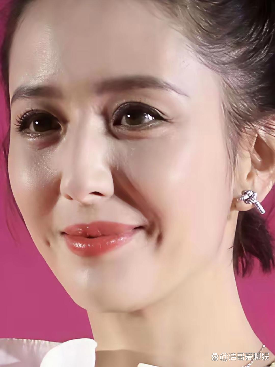佟丽娅生图状态特别好，五官立体面部折叠度高，简直无敌了