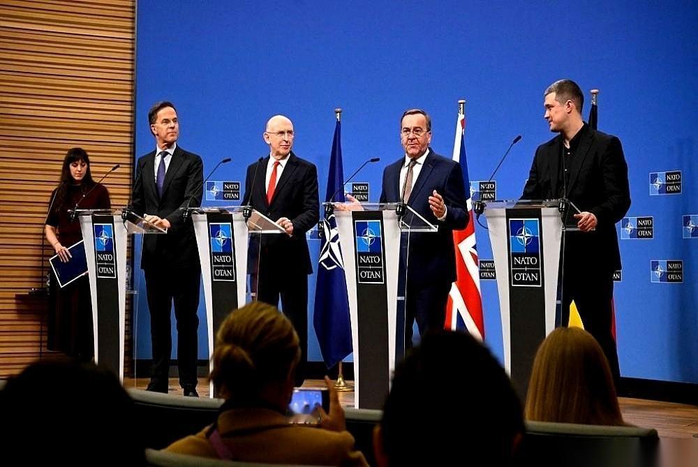 350亿，美金。就这么轻飘飘地，在一间开着空调的会议室里，从一帮西装革履的人嘴