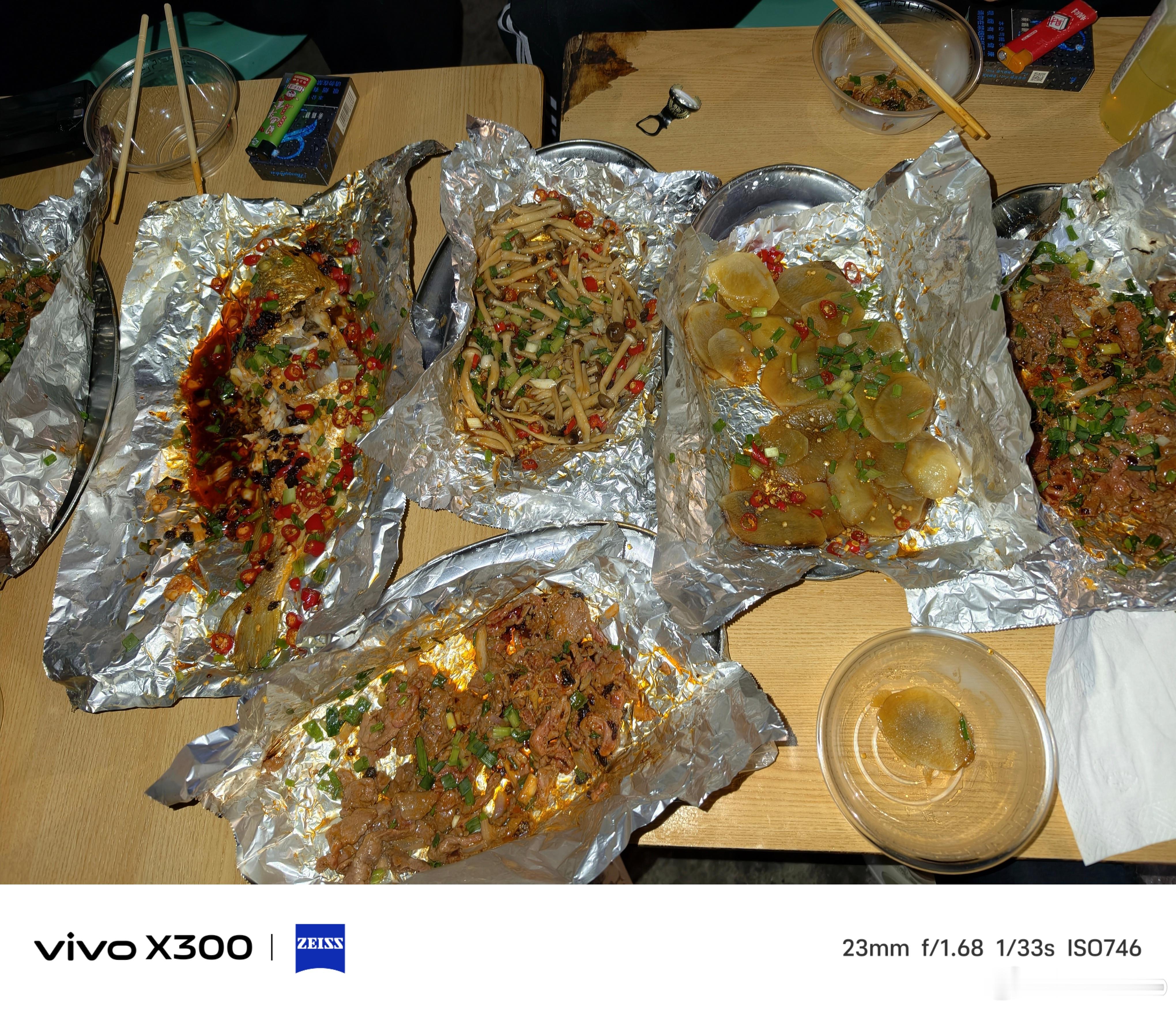 就这么一家在路边一个小亭子里的锡纸烧烤小店，你完全想不到他一个月能挣多少！位置还