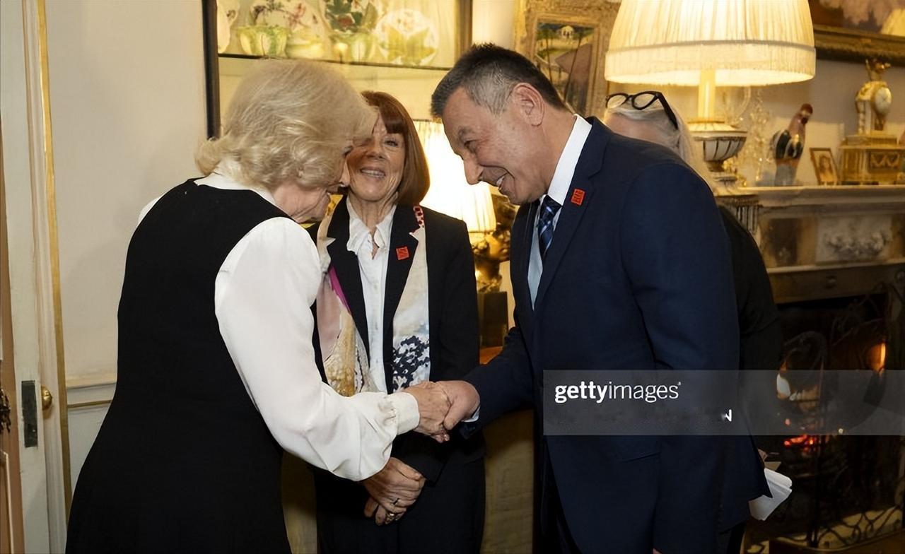 不可否认，看到这样的卡米拉王后，她的衣品确实好了不少，这样的她也看起来年轻了好多