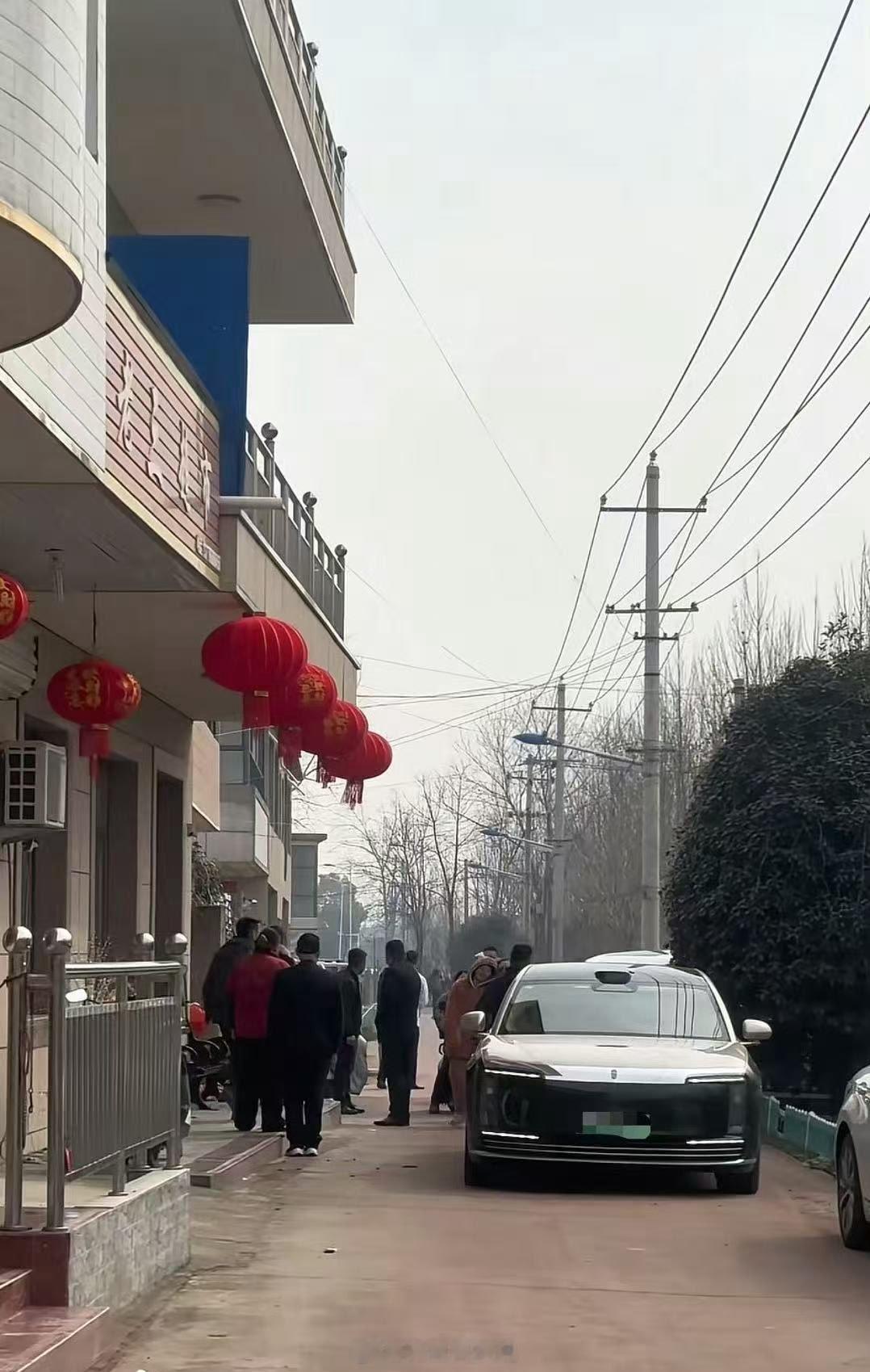 看到有人说，余承东今年回老家，开的不是普通车，是尊界S800。车停在家门口，背后