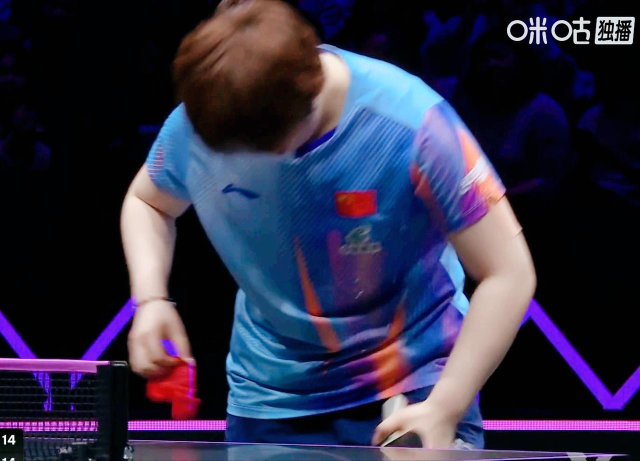 蒯曼为什么找裁判了？原来她是换肌肉贴去了！这是局间，而且也没用太多时间。