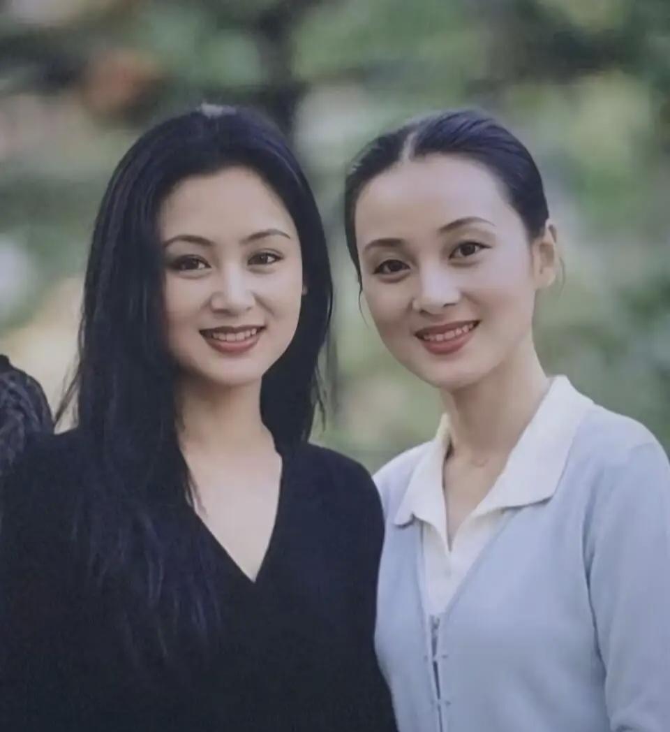 陈红是教科书式长相，五官太端正了，三庭五眼的比例太得天独厚了，以至于谁和她合照都
