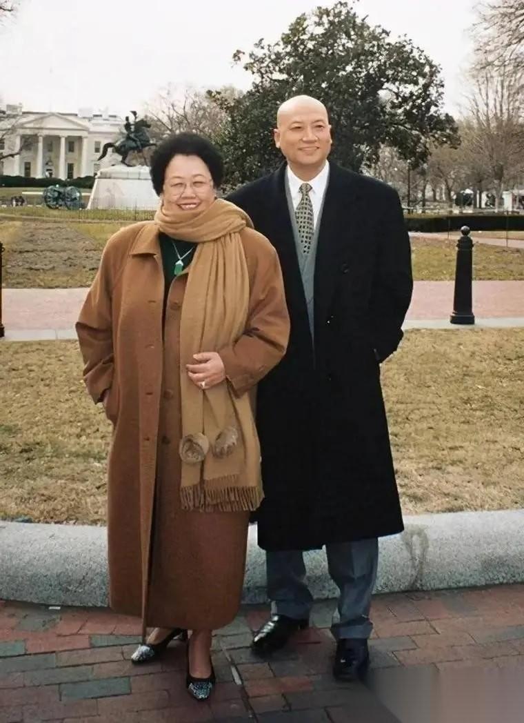 🌙陈丽华因病离世，最悲痛的当属迟重瑞。他38岁时顶住压力娶了年长11岁的陈丽华