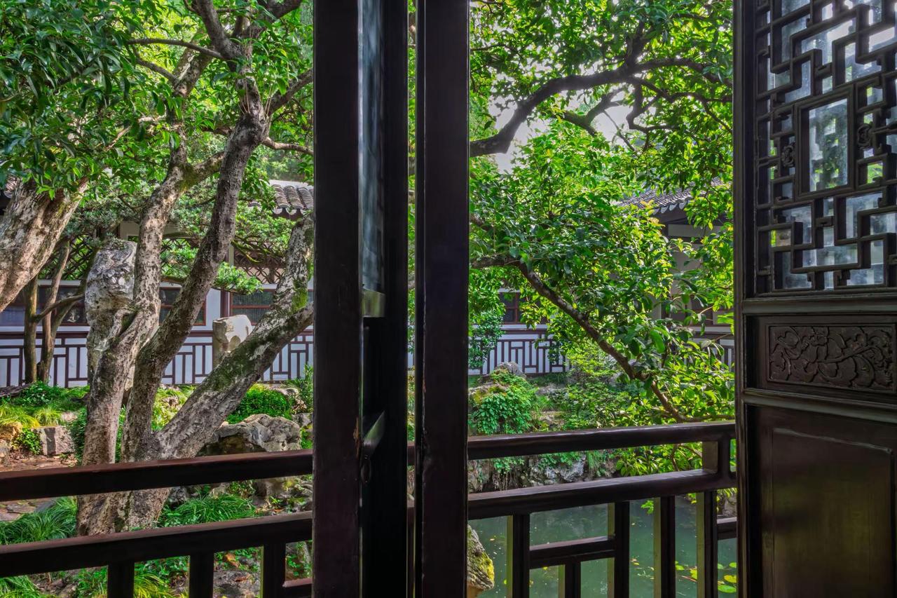 无锡惠山古镇寄畅园。无锡惠山古镇寄畅园园林窗景