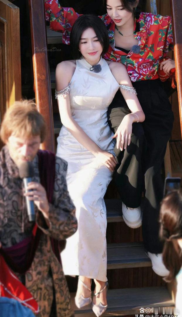 谁被秦岚和辛芷蕾的合照惊艳到了！同框即巅峰，颜值气质双双在线，绝美名场面！