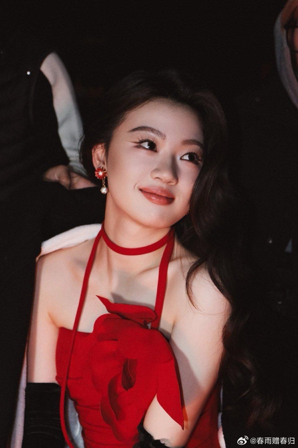 单依纯二专明日上线哇塞！单依纯二专明天终于来啦！四首新歌就像四份神秘礼物，不同