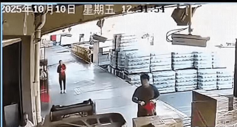 刷到一段模拟视频，司机在下坡发现刹车踩空，第一反应竟是开车门要跳，旁边工友一把拽