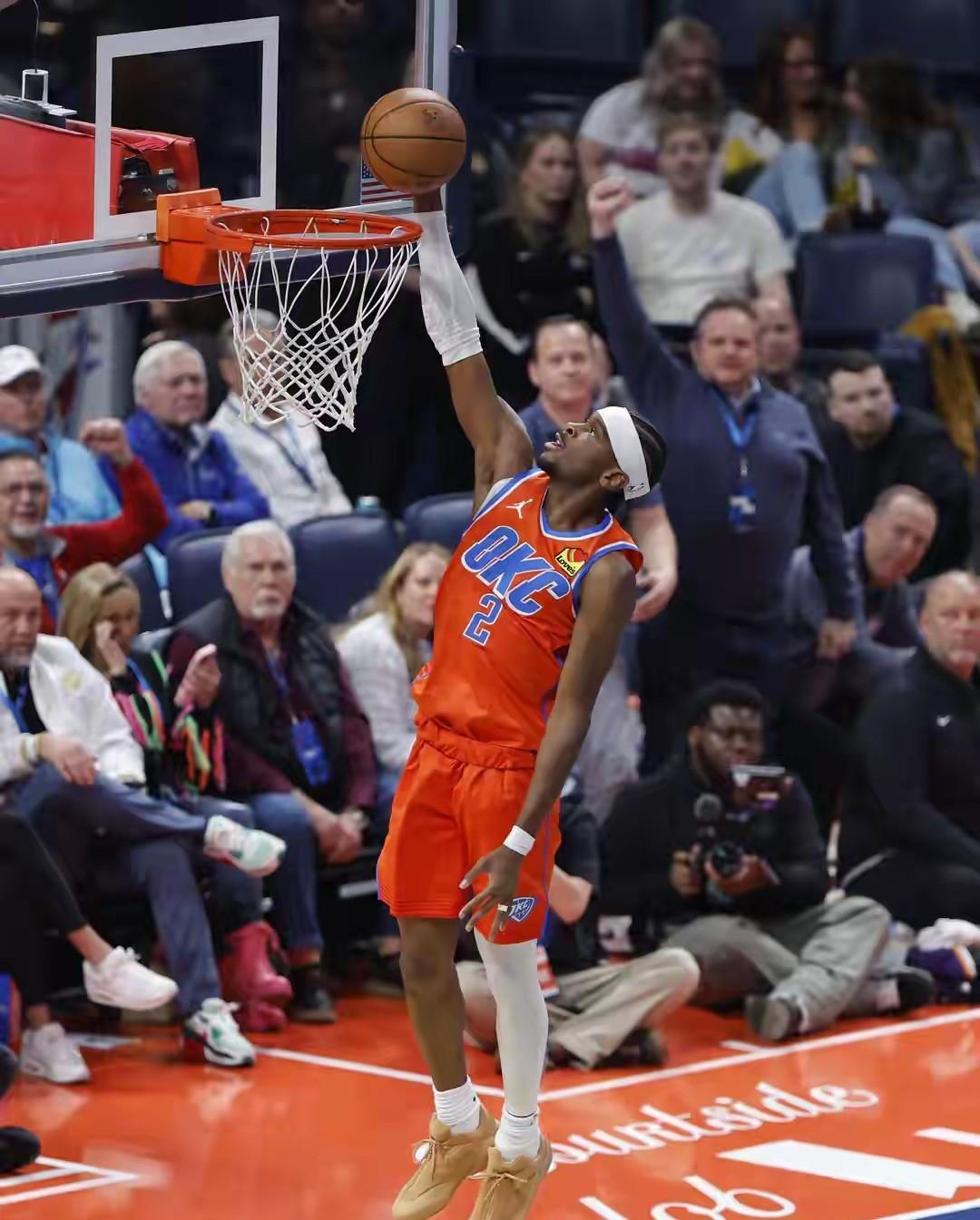 亚历山大：33连胜？想要！73胜？想要！日前雷霆巨星亚历山大接受采访，听闻联盟