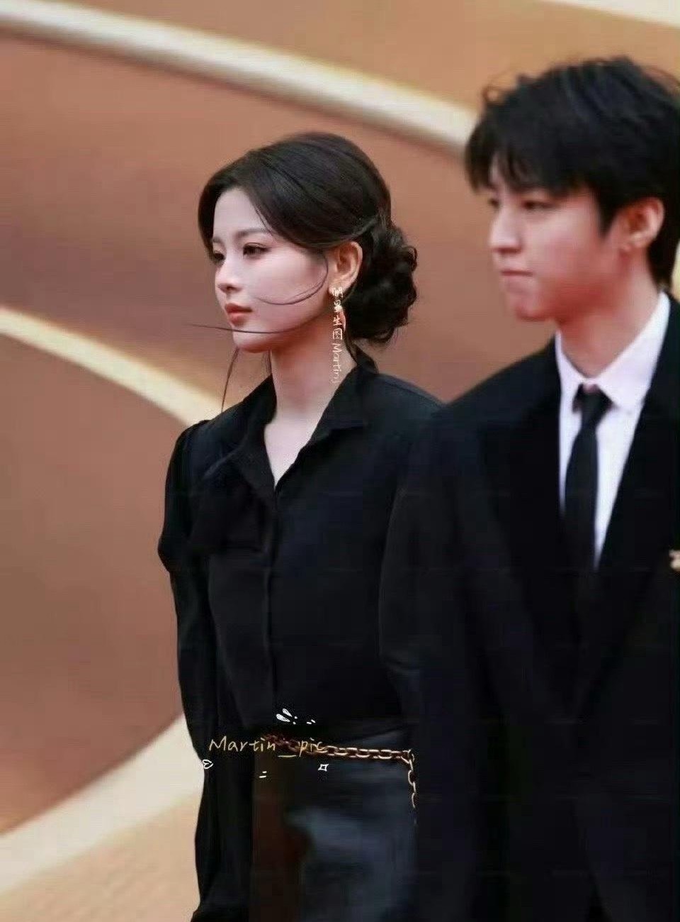 看到杨超越的袜子之后，看来以后破洞的袜子可以继续穿了，原来时尚的终点是节俭。