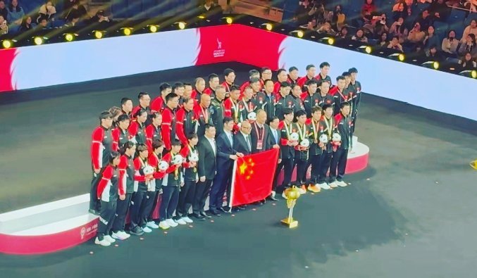 得分最多的运动员站旁边是正确的刚刚开始是叫曼昱过去的曼昱推了ham过去ham勉强