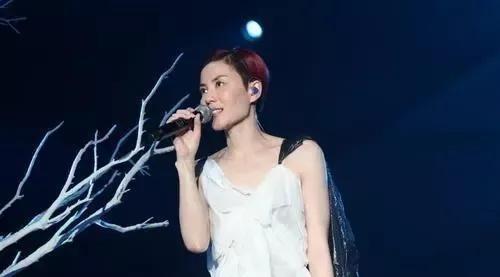 2014年，徐铮在拍电影《港囧》时打算找王菲来唱主题曲，可谁知王菲却说：“我的歌