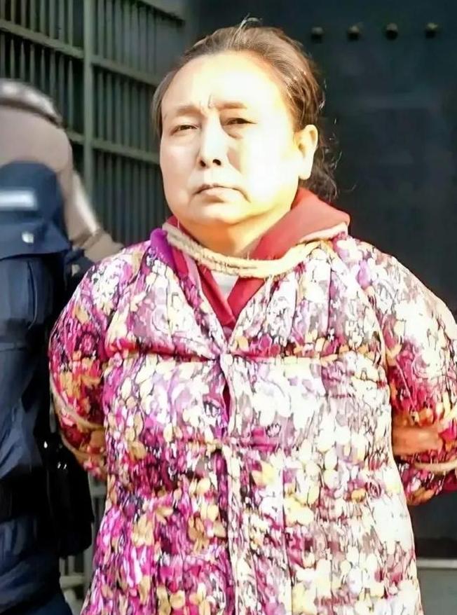 2018年，湘潭看守所，杨克莲被执行死刑时，留下的一张照片，镜头中的她穿了一件崭