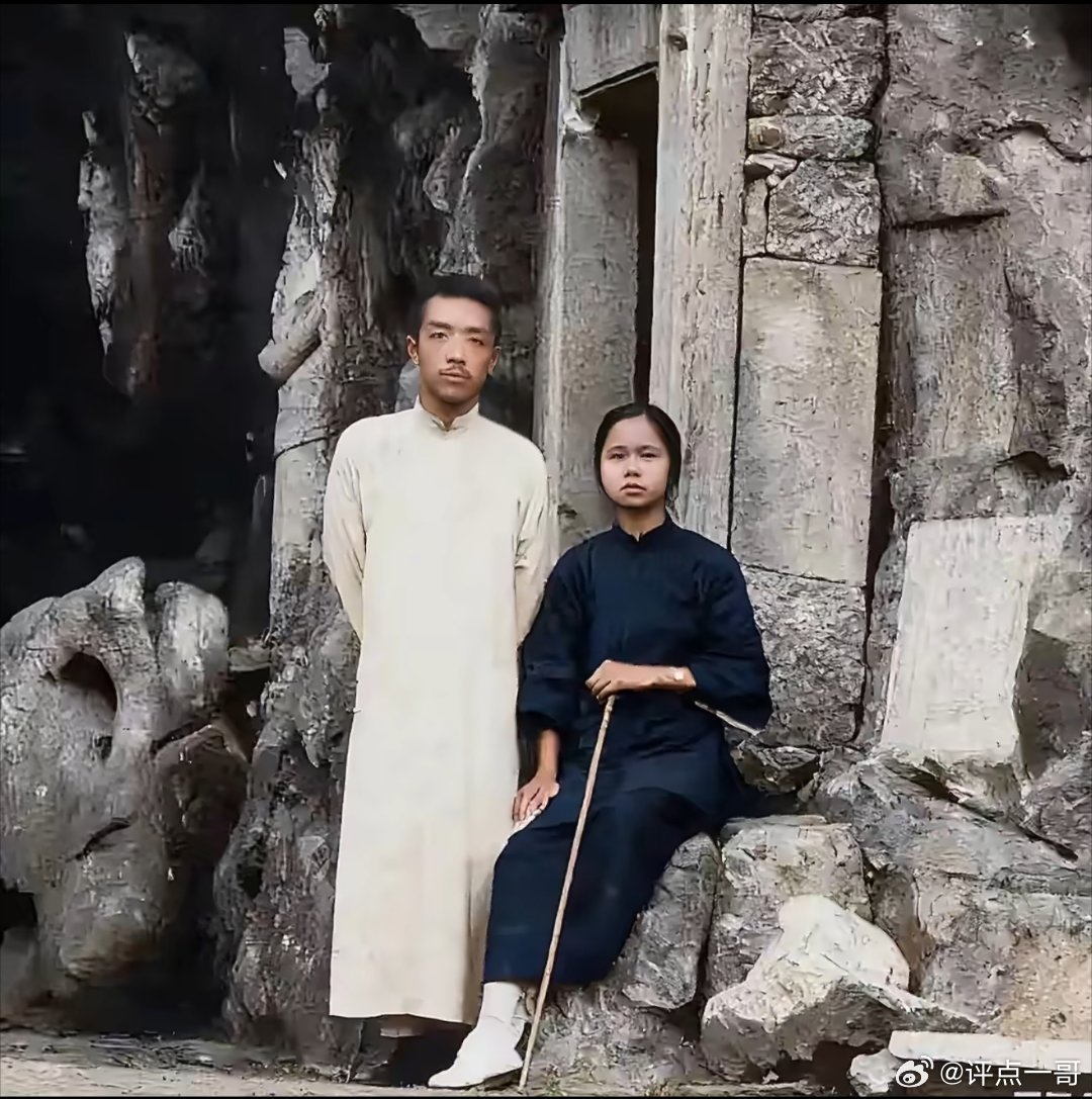 1923年9月，胡适与表妹曹诚英同居后在杭州烟霞洞留下合影。曹诚英曾是胡适与江冬