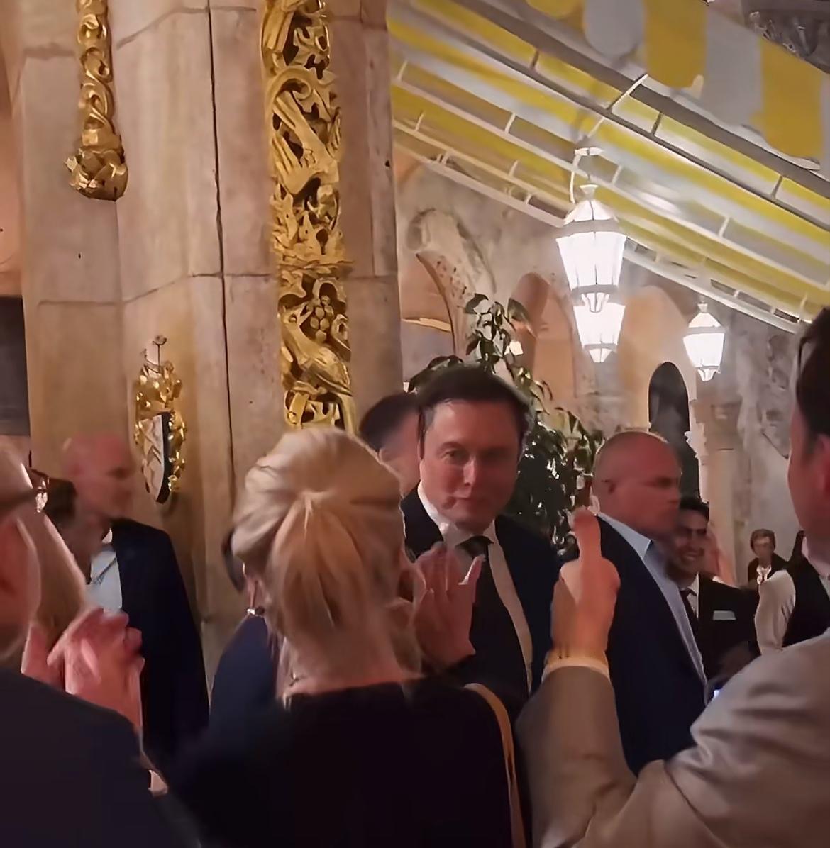 马斯克现身海湖庄园！当地时间1月3日，特斯拉CEO马斯克现身海湖庄园，获得了