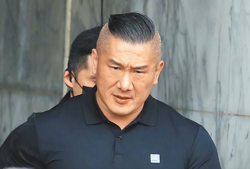 实话说我以前很不喜欢这位馆长，因为他曾经是一个“台独”，而且毫不掩饰，即使他跑到