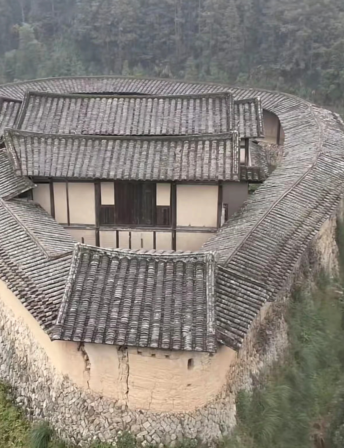 以前的大户人家，走了再也没回来过，一座孤宅屹立在山里