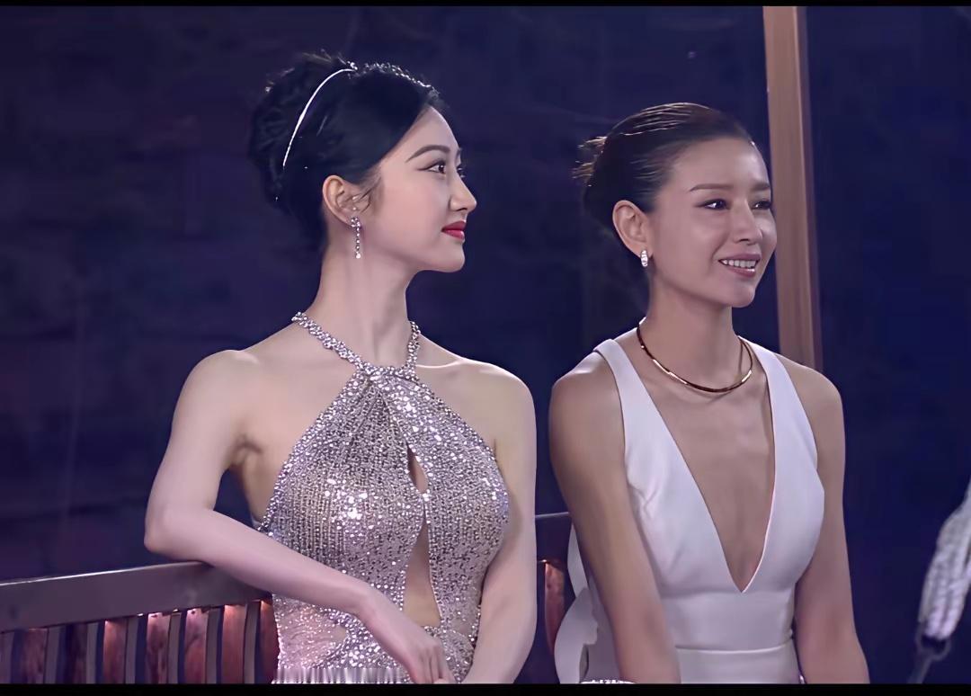 景甜和董洁合影，都是大美女，身材一个比一个绝🤩​​​