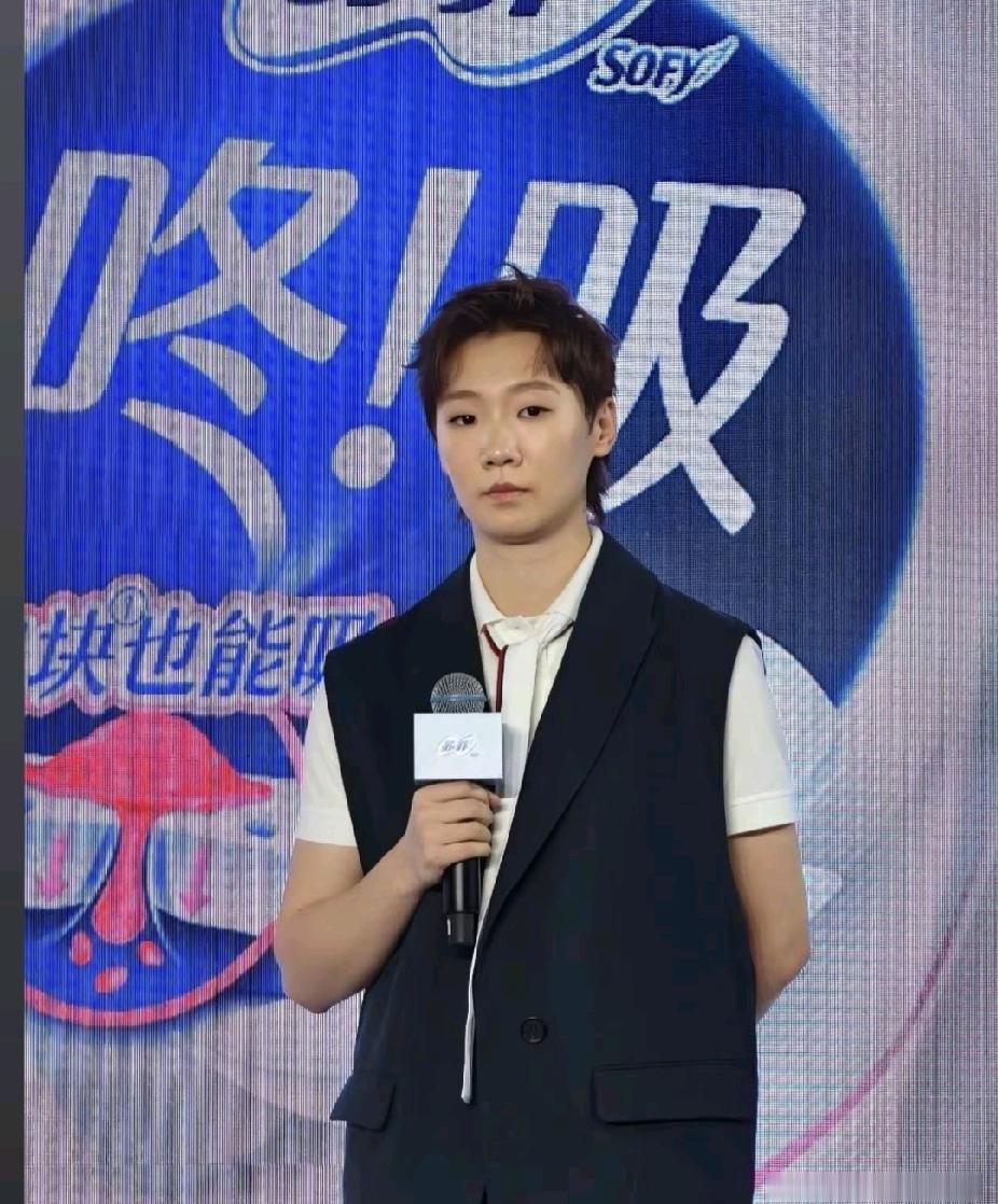 救命！王曼昱这“拧不开笔盖”的憨样，也太招人稀罕了🥺家人们谁懂啊！这哪是