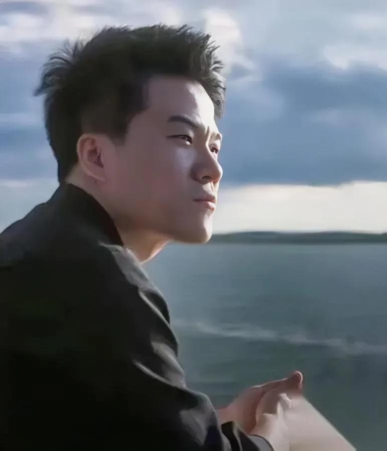 董宇辉又“搞事情”了——上海进博会上，他给欧莱雅CEO递了本书。不是什么