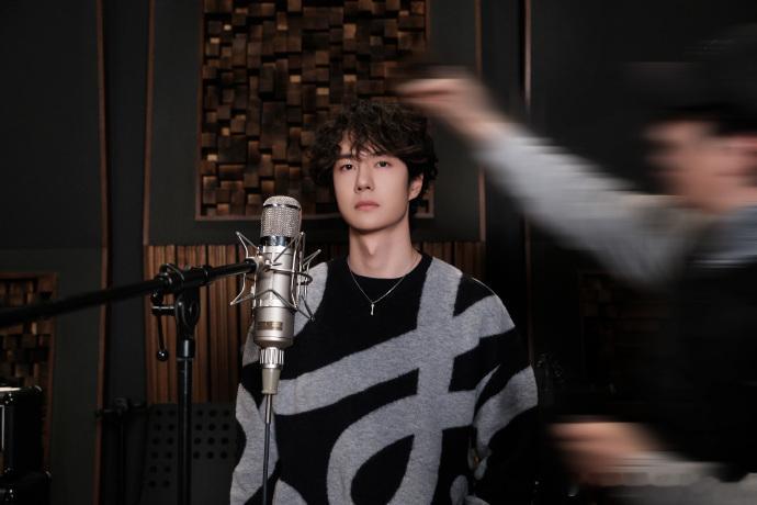 王一博录音室花絮侧拍图王一博灰黑毛衣小卷毛王一博录音室花絮侧拍图，王一博灰黑毛