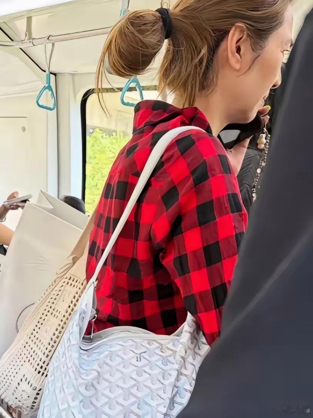 洪欣现身北京独自一人挤公交，她背着大包小包，脸部蜡黄，脸上皮肤粗糙干瘪，还是被生