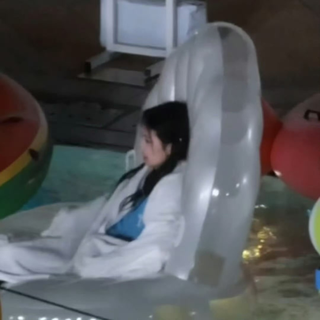 白鹿藏粉笔被360度监控奔跑吧郑恺一个人跟着白鹿就算了，怎么人越来越多了，跑男