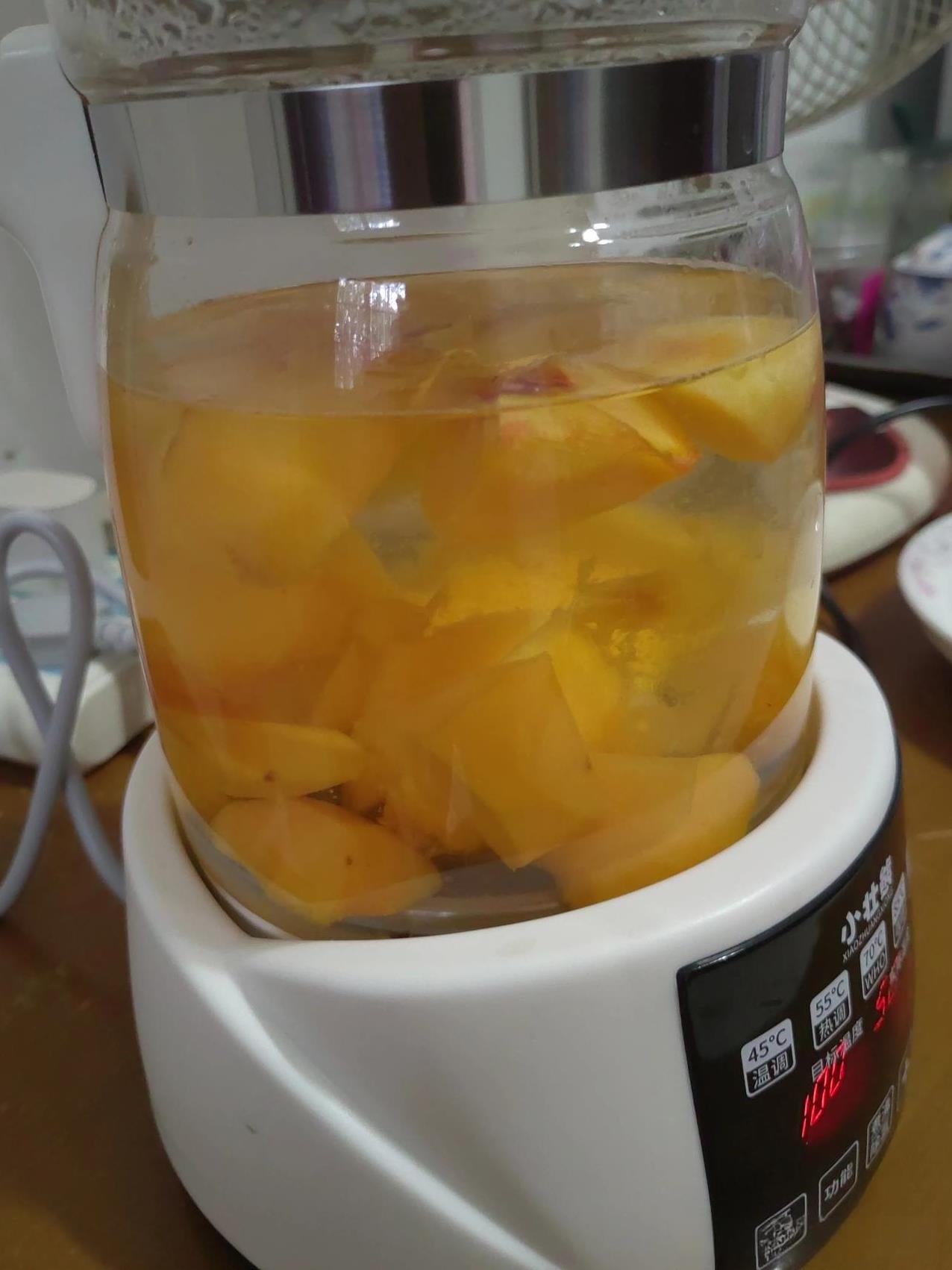 煮点黄桃冰糖水，酸酸甜甜的饮品，比点的外卖饮料便宜多了，还没有任何添加！昨天老