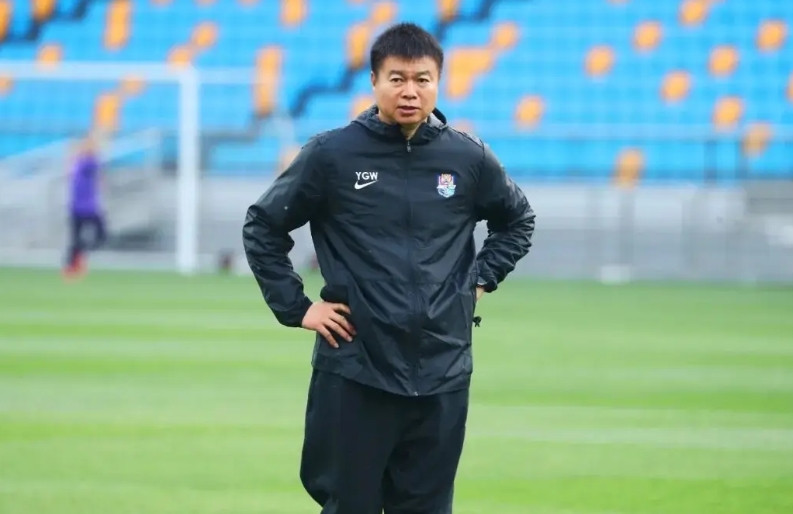 解说员袁甲爆了一个料，天津津门虎主教练于根伟的月薪只有一万多。即使算上奖金，他的