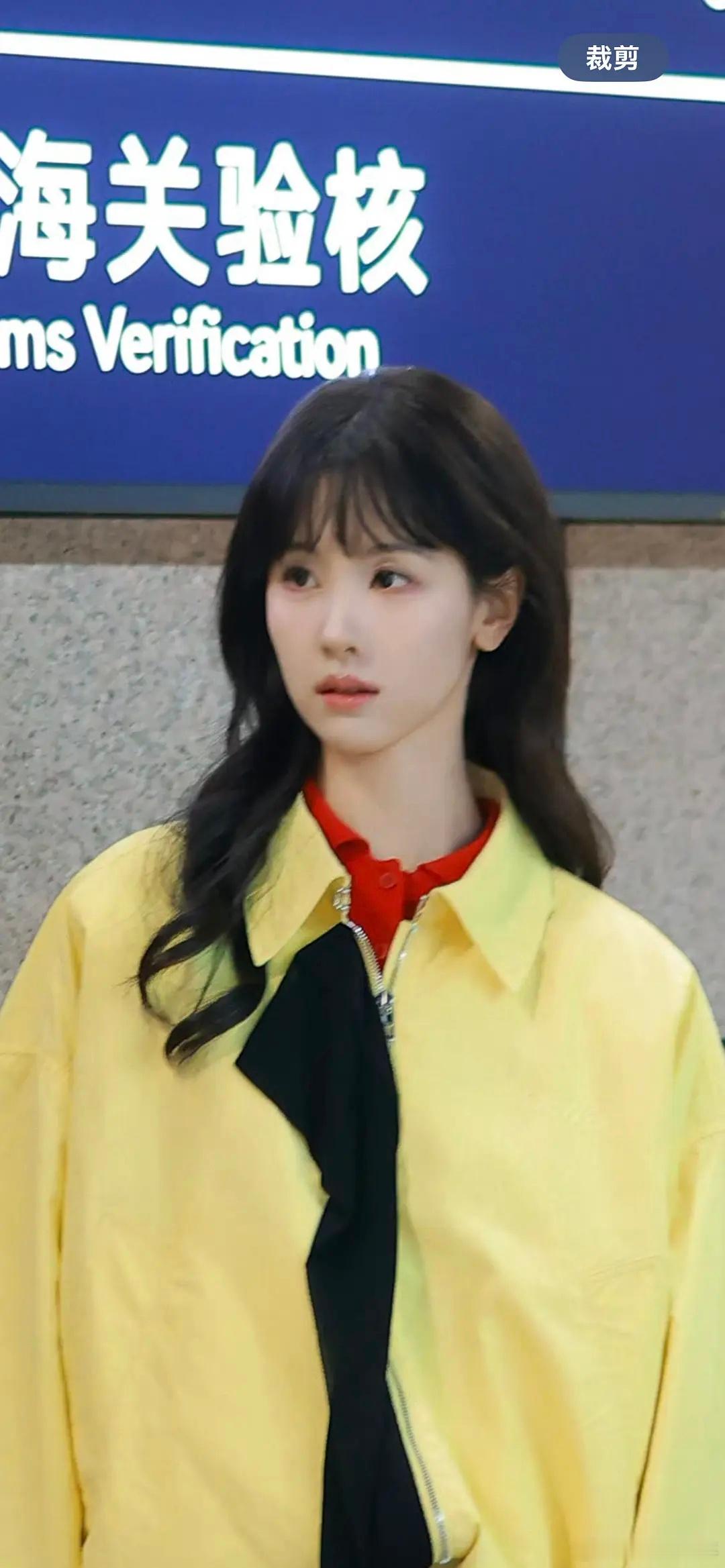 陈都灵明明是几乎没有颧骨的类型，在这个发型之下突然颧骨就变宽，真美女从来都是无刘