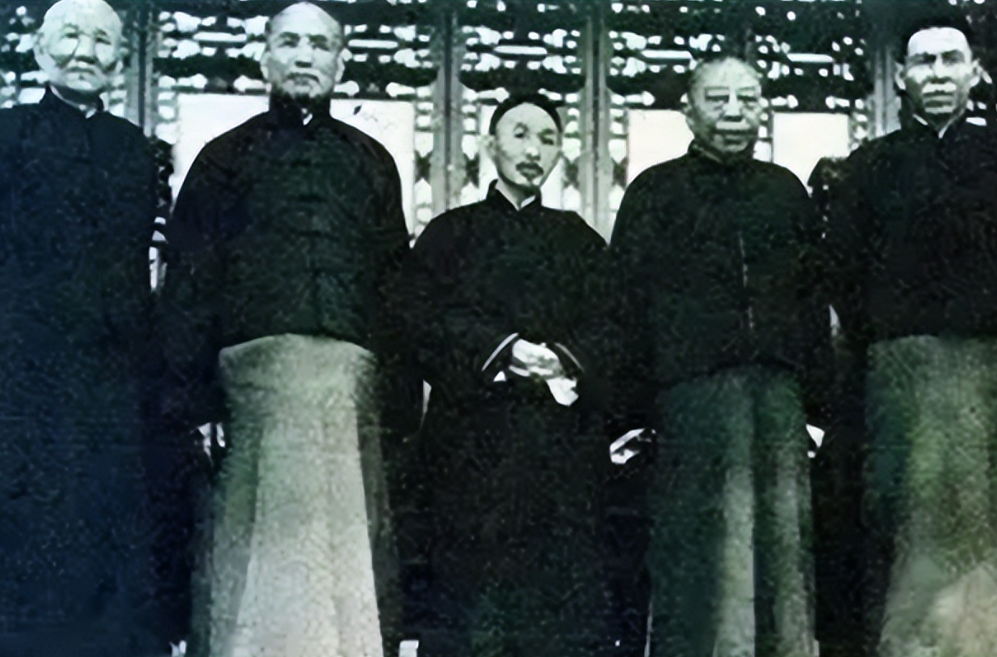 有一次，黄金荣喝醉了，抓过来一个乞丐就问：“上海滩三大亨，你最佩服谁？”乞丐回答