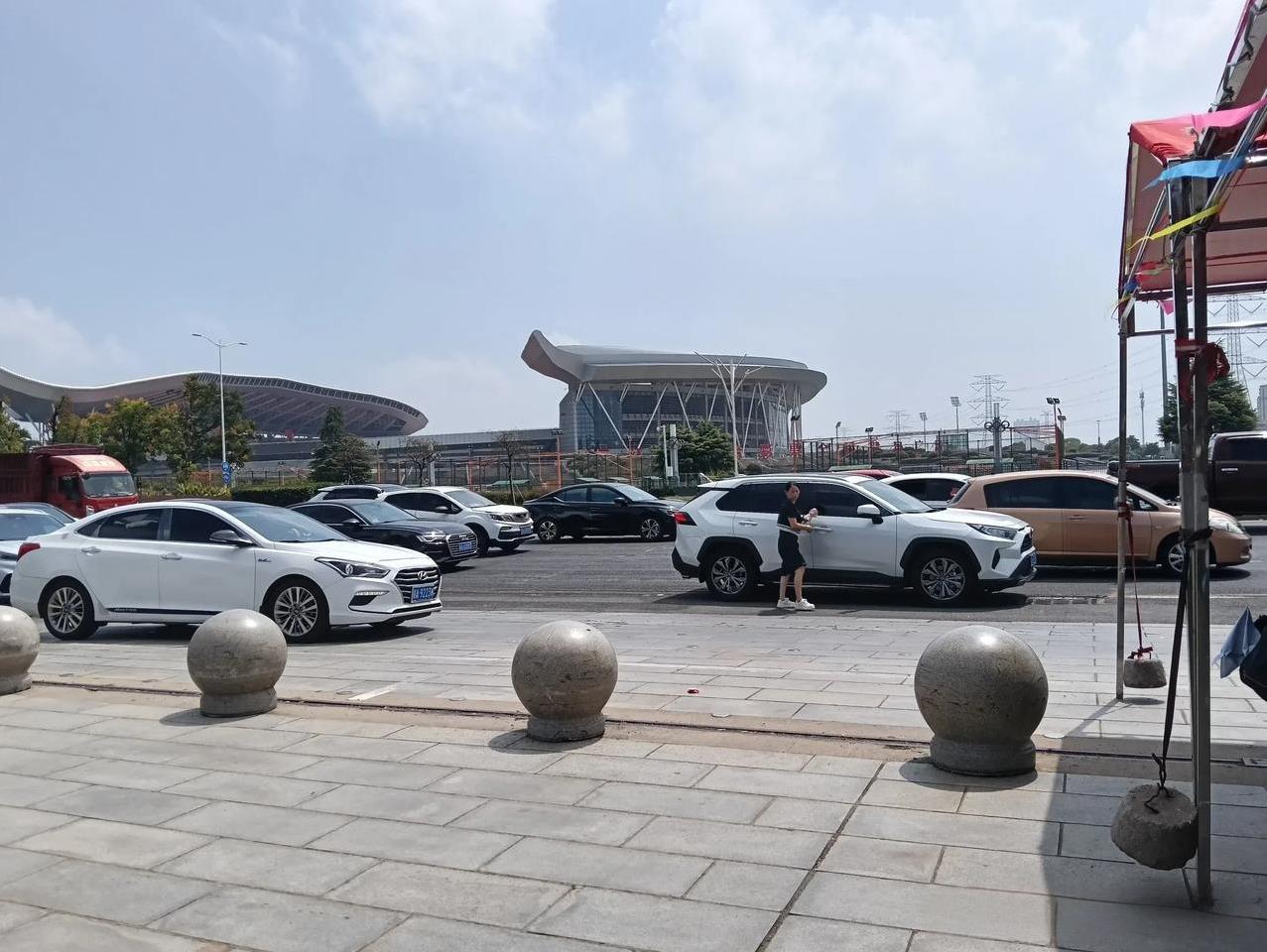 今天陪儿子去报名，继续晒大学里的图片吧。这江西南昌这边的天气可就是热啊，可把我