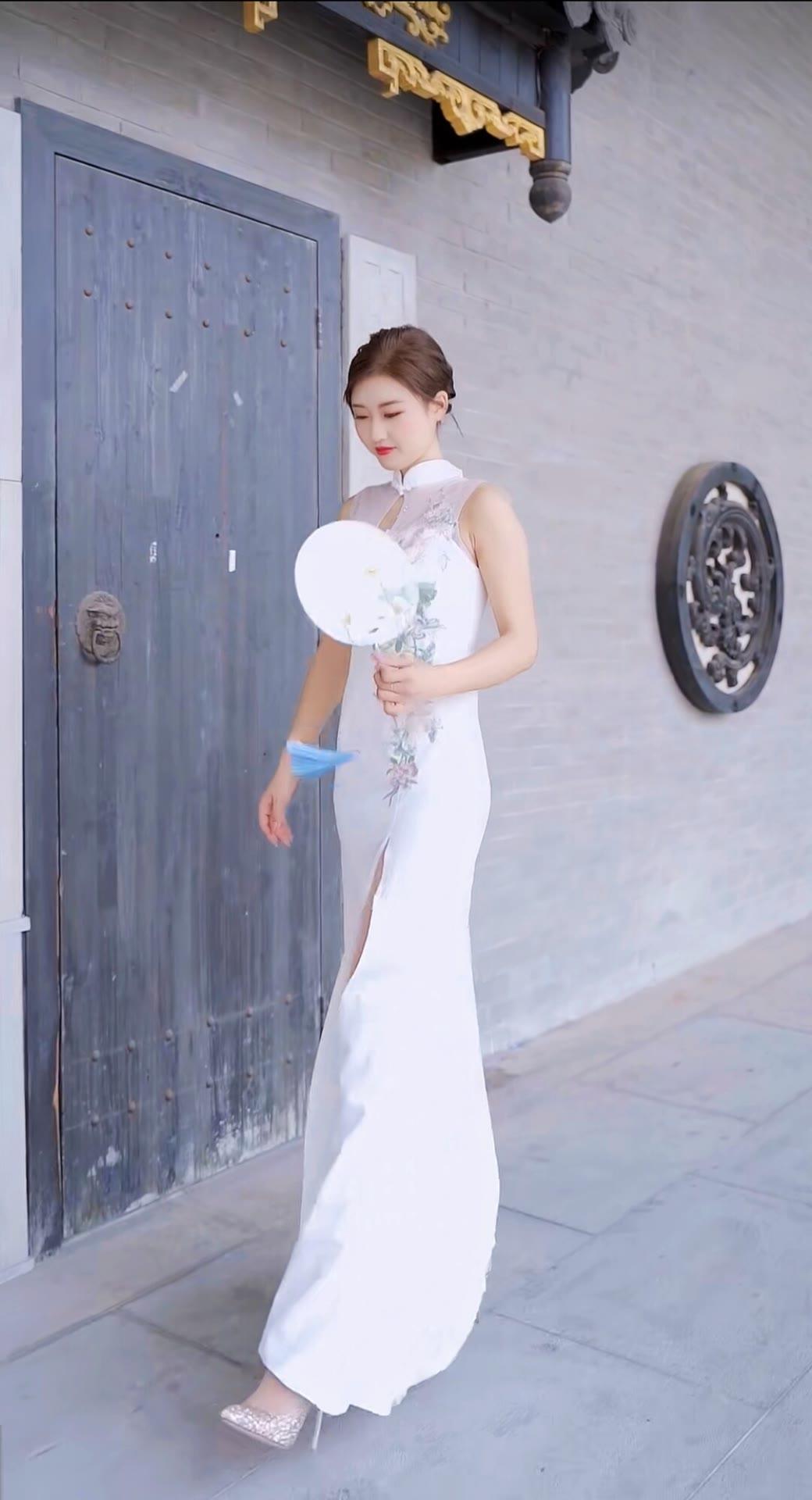 看看你的古风旗袍一袭旗袍，收腰衬肩，把东方女子的温婉与风骨，揉进一针一线的韵致里