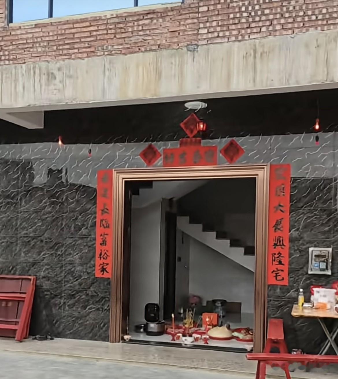 大家看看这家🏠大门对着楼梯，也不知道好不好呢⁉️