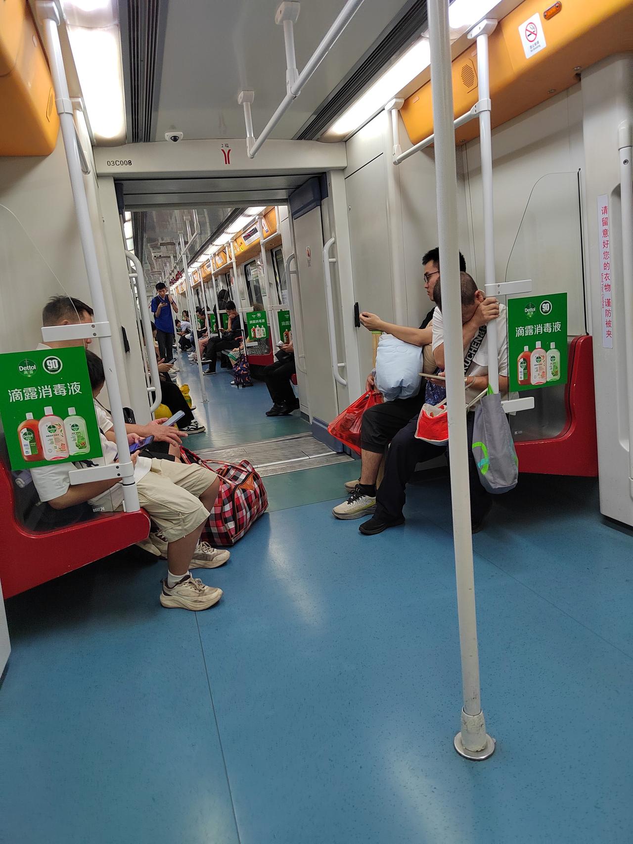 国庆广州地铁大变样！2、3号线不再拥挤，空位随处可见，背后藏着时代大趋势今