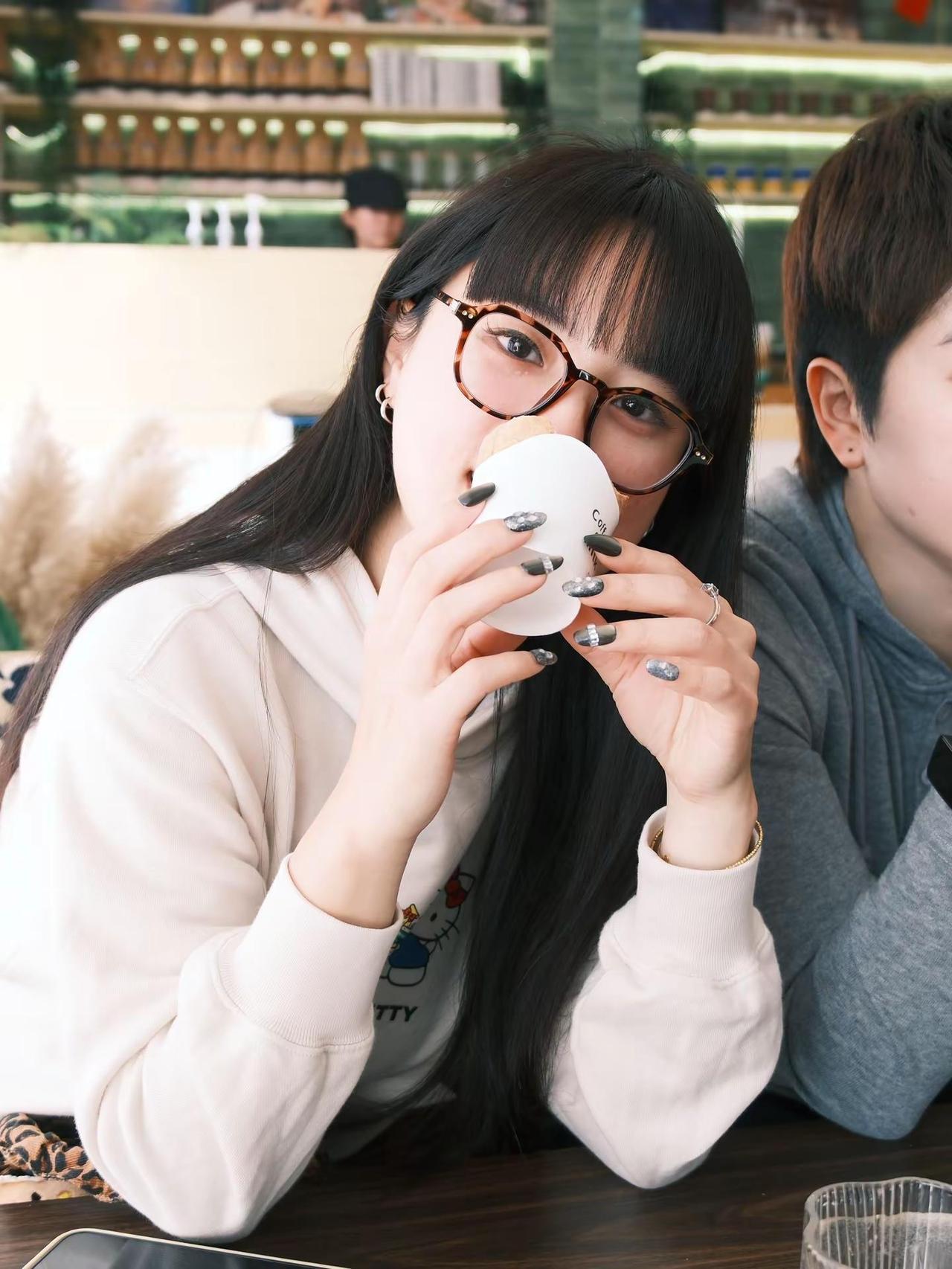 和鲜活的人一起享受生活。探店咖啡店揭西河婆拍照