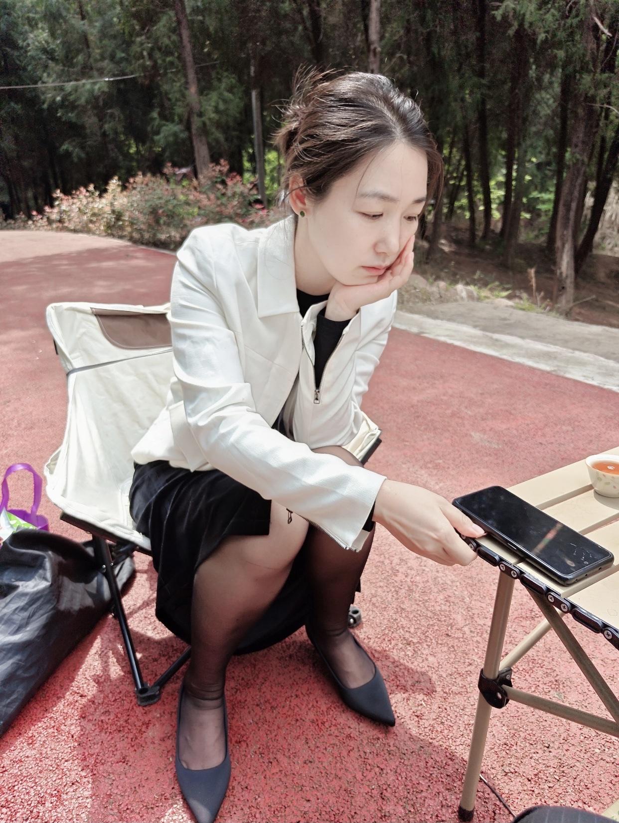 什么是知性女人的魅力?知性女人有丰富的知识储备，这让她们在交流中能展现独特见解。