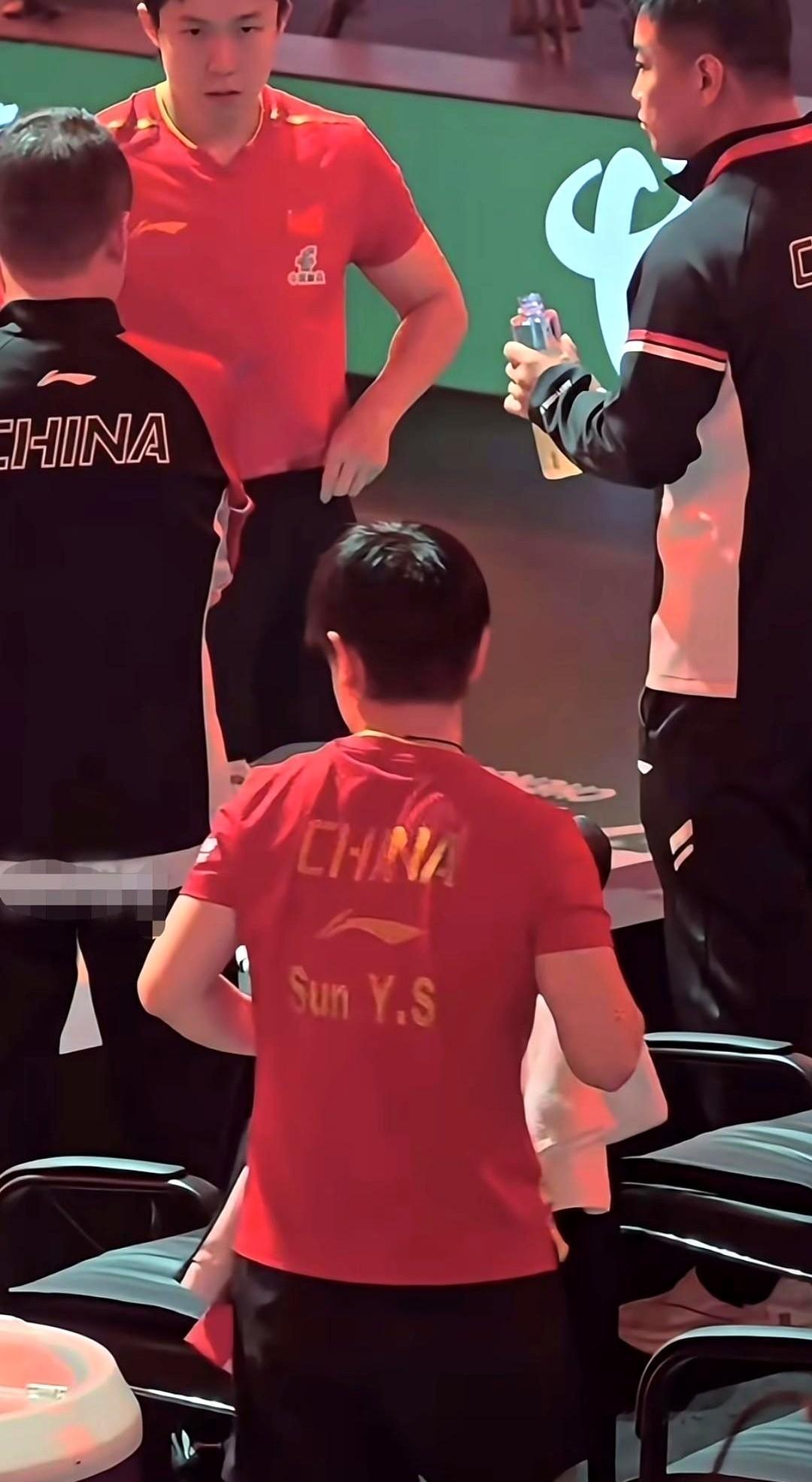 给你做场外的是你面前。国乒训练课上，主力队员“头哥”正练着球，眼神却不自觉地