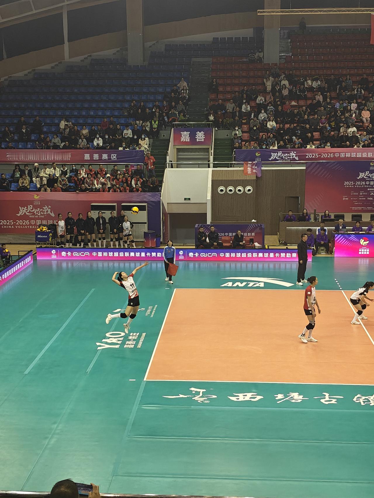 北京时间12月20日晚，女排联赛B组第三轮继续进行，浙江女排主场对阵深圳女排，比