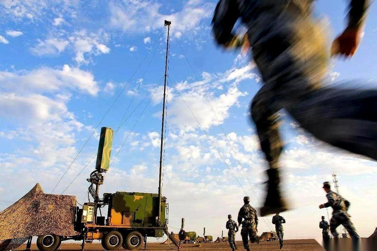 美军的侦察机在南海飞，屏幕上突然跳出来一支庞大的舰队。飞行员吓一跳，赶紧拉高，