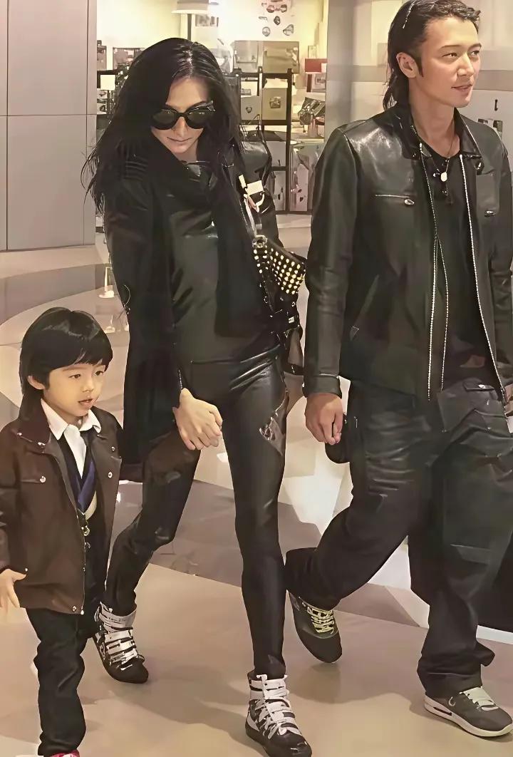 一家三口都这么酷。温馨又酷的场面真是太幸福了。