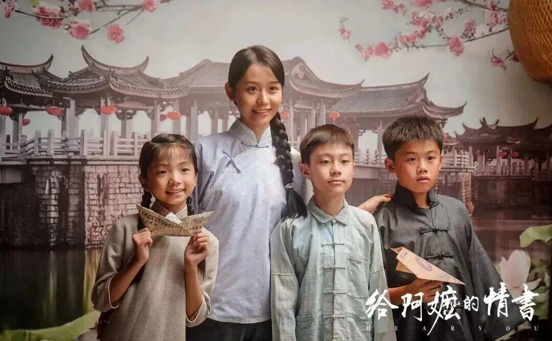 新加坡评论员破防了？《阿嬷》爆火背后，电影引发的“口水战”！影院里最先被击