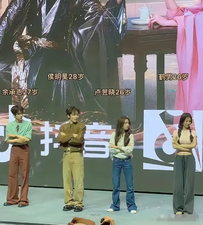 菀菀类卿已是绝色！！！都说卢昱晓是被资本家硬捧的丑孩子，很普，身材一般长相一般