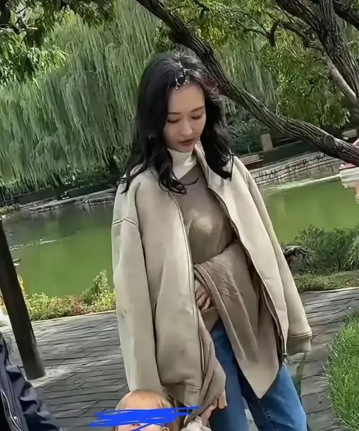 上午刚被拍到带着孩子去早教班，下午就大大方方在网上发文认了，王鸥这一套快刀斩乱麻的动作，确实给内娱女