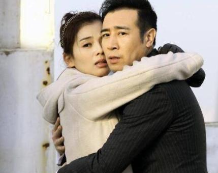 刘涛吻戏刚碰上于和伟，立刻被烟味呛到皱眉后退。你以为是精心设计的浪漫桥段。其