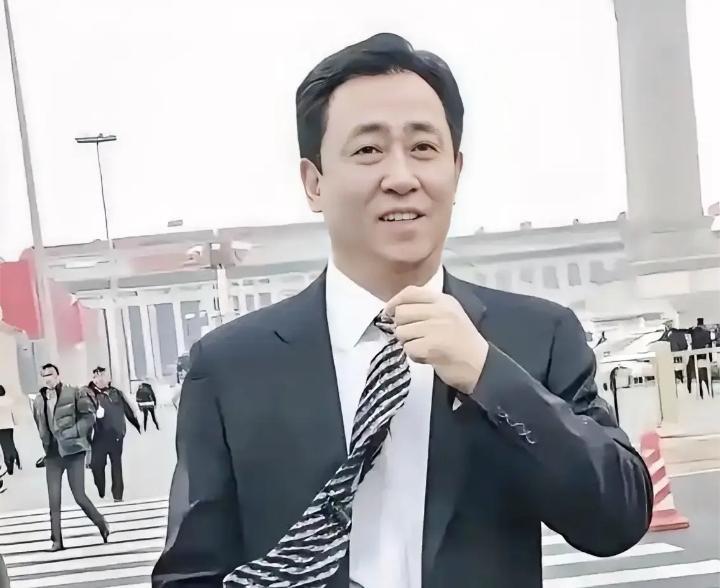 许家印当庭认罪等着牢底坐穿，但这事儿远还没完。谁能想到，躲在伦敦豪宅里的前妻丁玉